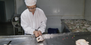 曹海兵荣获拾遗传承“老曹烧鸡酱肉制作技艺非物质文化遗产传承人”称号