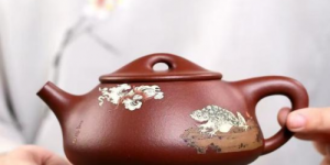 季小英荣获拾遗传承“紫砂壶制作技艺非物质文化遗产传承人”称号