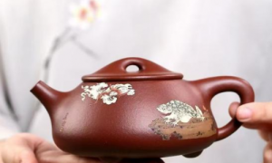 季小英荣获拾遗传承“紫砂壶制作技艺非物质文化遗产传承人”称号